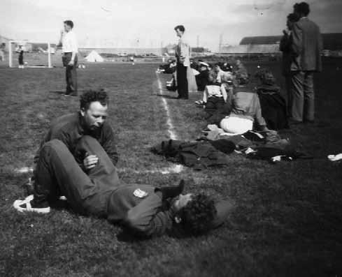 Saga UMSK Janus Eiríksson gegndi hlutverki sjúkraþjálfara liðsins á Akureyri 1955. Hér fer hann höndum um Þorstein Steingrímsson sem keppti í langstökki.