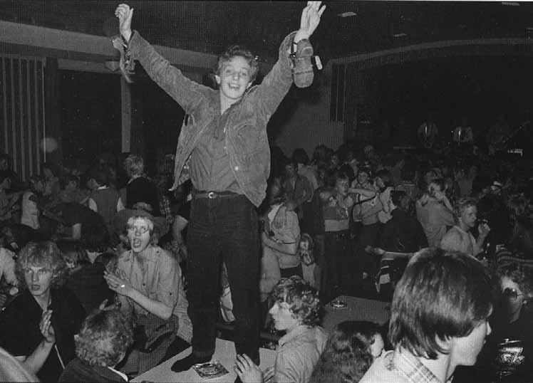 Íþróttirnar vakna 1943-1962 Glaumur og gleði á sveitaballi og dansað á borðum. Árlega sendu ungmennafélögin og héraðssamböndin skýrslur til UMFÍ þar sem þau tíunduðu starf sitt.