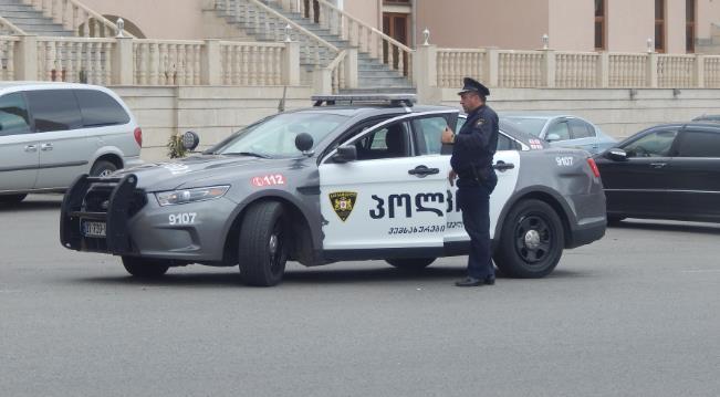 4: Policejní automobil a uniformy policistů v