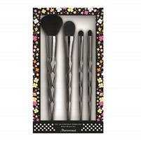 REBEL BRUSH SET GROUPIE DREAM SPONGE SET Krásné květinové balení ukrývá čtyři štětce, kterými se dá vykouzlit kompletní make-up.