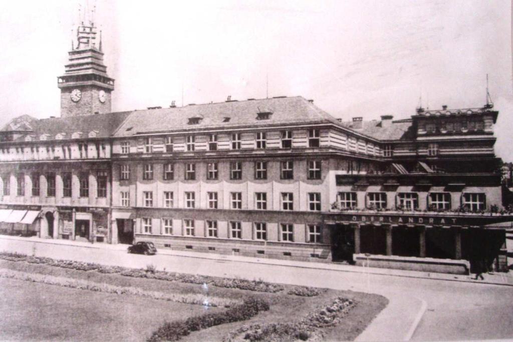 Obr. 3 Fotografie Oberlandratu na Náměstí vítězství