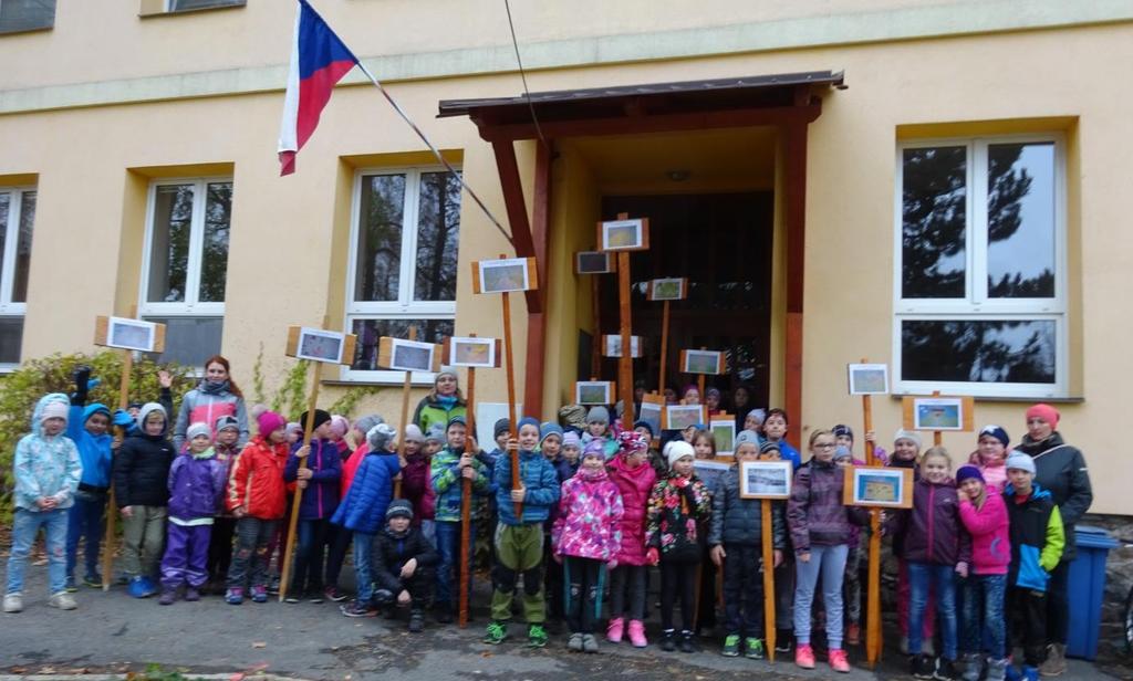 vyrobili dřevěné cedulky, na kterých najdete název místa i s obrázkem od