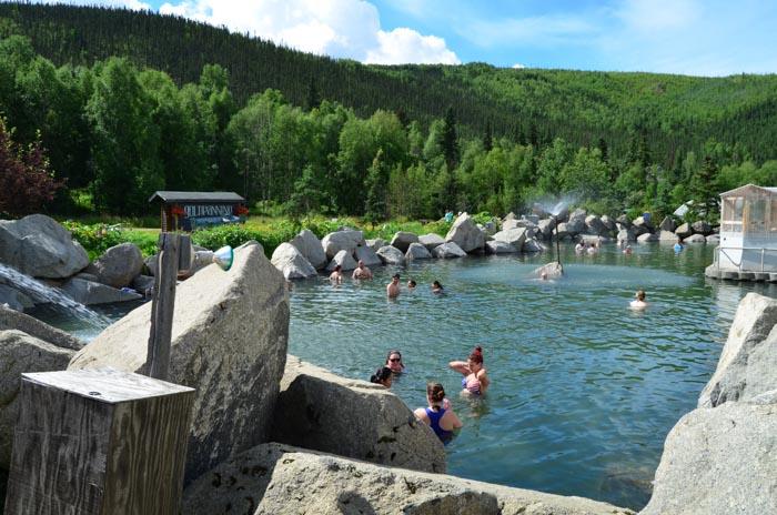 Chena Hot Springs, červenec Zastávka ve 49th State Brewery Pokud se řadíte k fanouškům ﬁlmu Into the wild rozhodně si nesmíte nechat ujít zastávku ve 49th State Brewary v Healy.