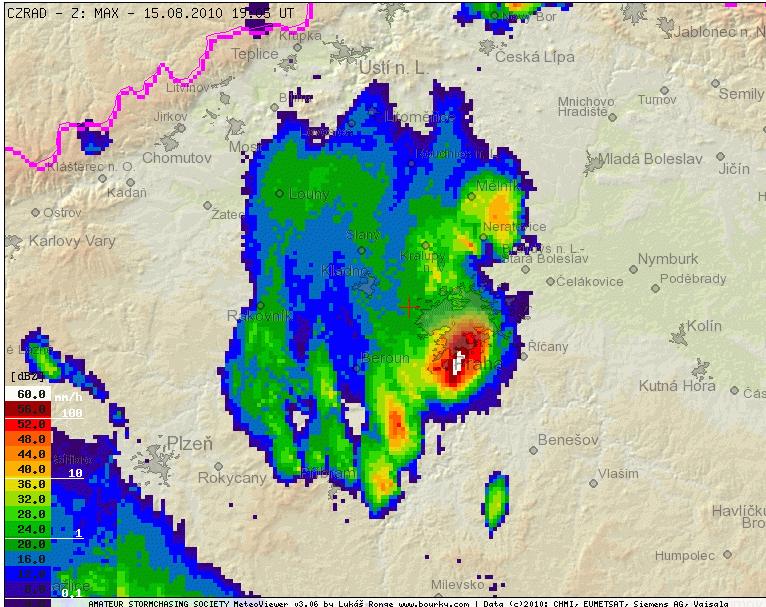 Obr. 6 Radarový snímek přechodu supercelární bouře přes Prahu dne 15. srpna 2010 v čase 19:05 UTC. Zdroj: Český hydrometeorologický ústav, převzato z Amateur Stormchasing Society (www.bourky.cz).