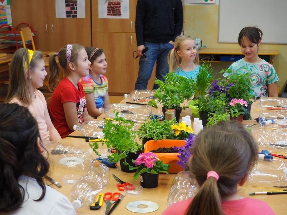 Šikulové na Hamrech 24. leden 2016 V neděli 24. 1. 2016 se na naší Základní škole natáčel jarní díl pořadu Šikulové. Děti si vyrobily květináč na bylinky, sukýnku, chůdy a domácí vodové barvy.