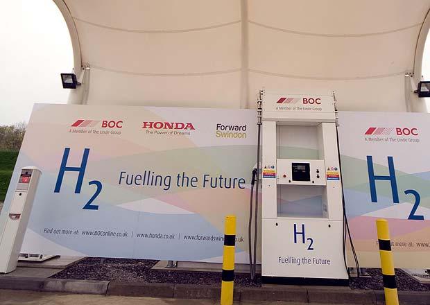 Nová solární vodíková čerpací stanice stojí v prefektuře Saitama. S tou automobilka Honda dlouhodobě spolupracuje právě v zavádění nové generace osobních dopravních prostředků.