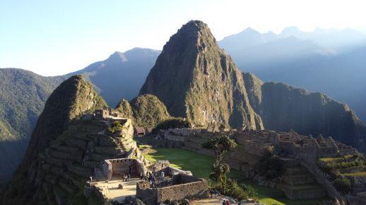 jízdy v 9:00 příjezd do vesnice Machu Picchu (dříve AguaCalientes) z vesnice Machu Picchu pěší výstup ke vstupní bráně archeologického