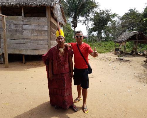 S náčelníkem CeasaremAugostemYojaje si projdeme vesnici, seznámíme se s místními lidmi, podíváme se do školy
