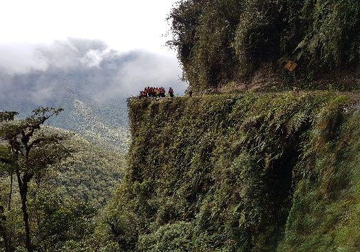 Kolem zasněžených Andských štítů, až do zelené džungle ve vesničce Yolosa, 1100 m.