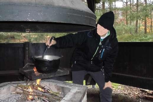 Bez spolupráce to opravdu nešlo. Foto : Chlapci z SVP při táboření v městských lesích. Úkol zněl jasně : Zajistěte, aby nám bylo teplo a měli jsme co jíst.