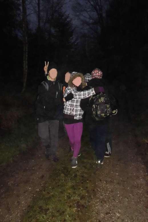 Chtěl totiž, abychom se k autu vraceli až za úplné tmy. Byl to skvělý závěr dnešního dne. Foto : Děti z SVP na běžkách na Šerlichu.
