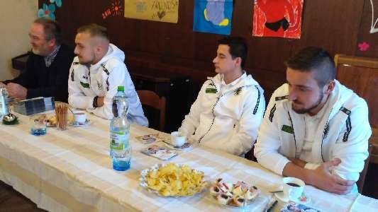 Následovala beseda, na které Votroci trpělivě odpovídali na dotazy dětí. Foto : Děti z 1. skupiny SVP u stromečku na jejich klubovně.