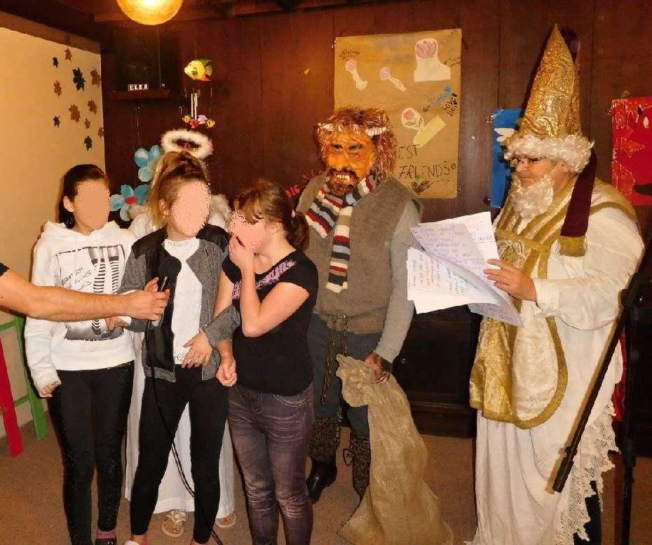 v /Návratu 10.Život prosince Deštné / 5. prosince / Mikuláš V úterý večer jsme, spolu s dětmi z DDÚ, očekávali ve velké komunitní místnosti příchod Mikuláše. Dorazil i se svým doprovodem.