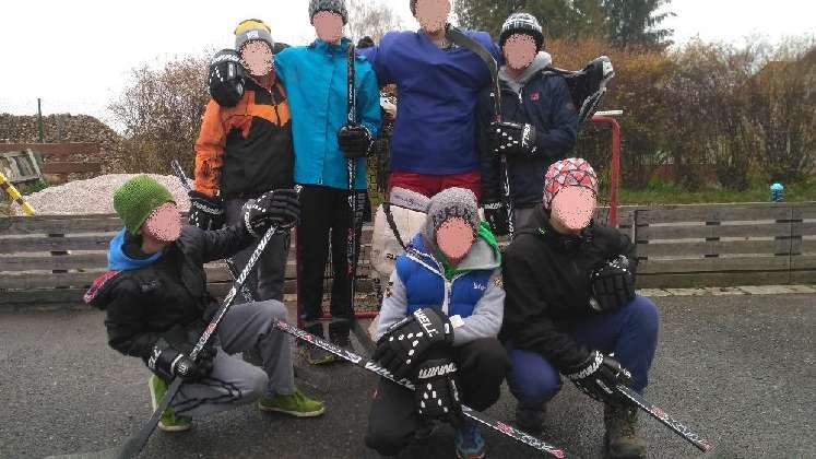 Foto : Děti z SVP při sledování utkání mezi Hradcem a Brnem. 14. prosince / Hokejbal Ve čtvrtek jsme při hodině tělocviku trénovali s panem učitelem Grossmanem hokejbal.