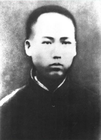 Oběti: Hlavní zdroj: 77 692 000 Jiné zdroje: 50 70 milionů Mao Ce Tung (nebo také Mao Zedong), známý také jako předseda Mao, byl čínským komunistickým revolucionářem, básníkem, Politický teoretik a