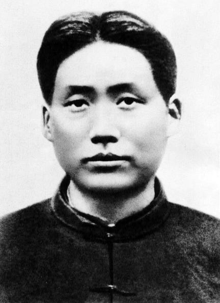 Narodil se jako syn bohatého farmáře v Shaoshan, Hunan a Mao přijal čínský nacionalistický a antiimperialistický výhled v raném životě, zvláště ovlivněný událostmi Xinhai revoluce 1911 a 4.