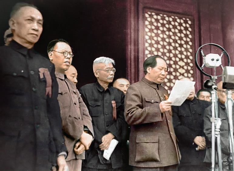 války, po porážce Japonska, v roce 1949 Mao síly porazily nacionalisty v občanské válce, a ti se stáhli do Tchaj-wanu (ostrov nedaleko čínského pobřeží). 1. října 1949 Mao vyhlásil založení Čínské lidové republiky (ČLR), jednoho státu, ovládaného CPC.