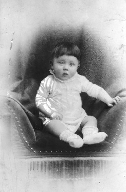 Určitě o tomto člověku každý z Vás slyšel. Adolf Hitler byl německý nacistický politik rakouského původu, od roku 1933 do své smrti kancléř a diktátor nacistického Německa.