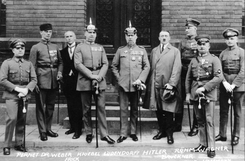 protloukal ve Vídni jako nezaměstnaný bez domova. V té době se utvrdil ve svých nacionalistických, rasistických a antisemitských názorech a začal se zajímat o politiku.
