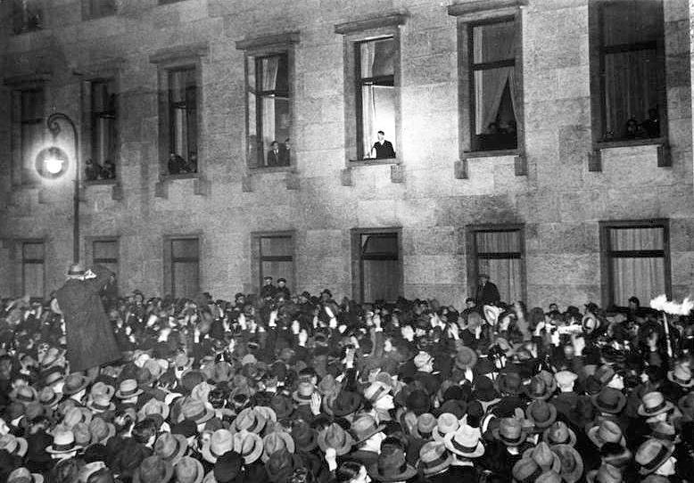 vězení, kde setrval přes rok, využil však soudní proces ke zvýšení své popularity a ve vězení napsal své hlavní programové dílo Mein Kampf (Můj boj).