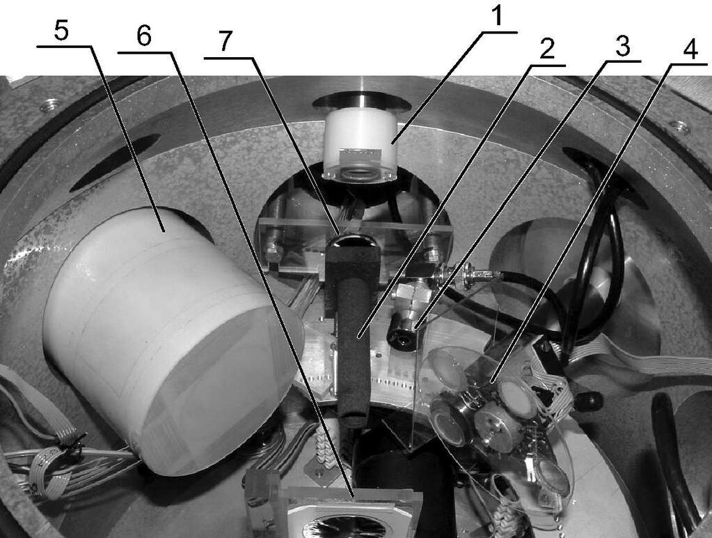 Obr. 12. PESA spektrum jemné aerosolové frakce (PM2.5) deponované na tenkém teflonovém filtru (vlevo), a spektrum 8 µm tlusté polyethylenové fólie použité ke kalibraci (vpravo).
