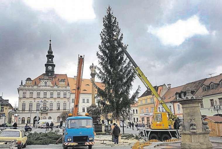 info + TV program na celý týden INZERCE Vánoční stromsevrátilmenší Dvacetimetrový vánoční smrk v České Lípě srazil silný vítr. Ač byl poškozený, vrátili ho zpátky.