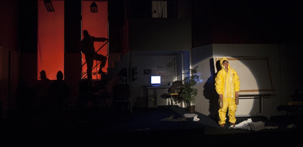 Porevoluční vývoj má své hluboké kořeny spíše v někdejším hybridním způsobu ekonomické existence než v ideálech svobody, demokracie a udržitelnosti či sociální odpovědnosti.