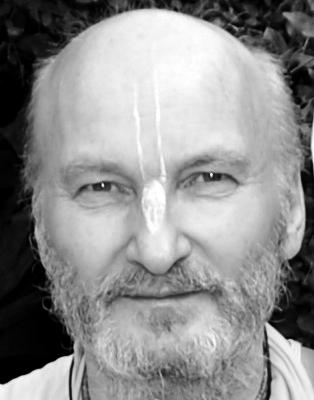 hitvā mayi samādhatsva mano mad-bhāva-bhāvitam Osoba by proto měla odmítnout nestálé touhy po těchto procesech a jejich výsledcích, které jsou jako mentální výtvory snu, a měla by zcela absorbovat