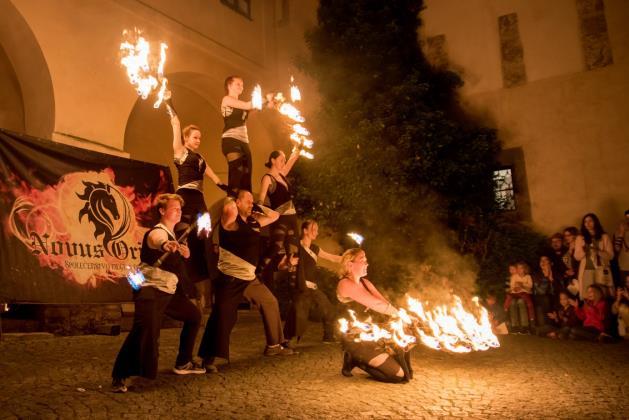 Muzejní noc 18. 5. 2018 Hrádek: symbolické vstupné, 1 expozice, 2 výstavy, interaktivní doprovodný program pro děti, kostýmovaní průvodci, tradiční vystoupení, vystoupení - historický šerm, jarmark.