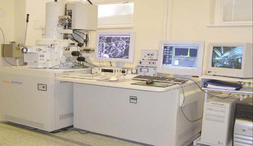Metoda AFM spočívá v pohybu tenkého hrotu těsně nad vzorkem nebo po jeho povrchu. Hrot je vychylován atomárními silami. Snímaný obraz pak má rozlišení stejného řádu jako hrot AFM mikroskopu.