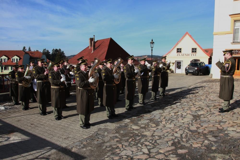 Kolekce př edme tu nalezeny ch na Dubc i špolu š velky m mnoz štvím dobovy ch dokumentu, a to jak píšemny ch, tak fotogřaficky ch, je