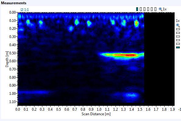 Obr. 25 Masivní blok 2 - liniový sken 5A ultrazvuk, zelené tečky nahoře naznačují polohu měkké výztuže, nejsou však určeny všechny pruty výztuže.