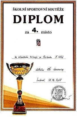 Nejvíce se však těšily na výrobu svíček z včelího vosku. A práce jim šla pěkně od ruky! Na závěr si svíčku nazdobily uvázáním provázku s vánočním razítkem.
