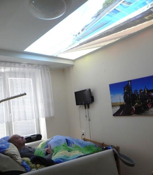 Promítat se na něm dá ledacos. Snímky běží po zemi, po stole, na stropě i na zdi.