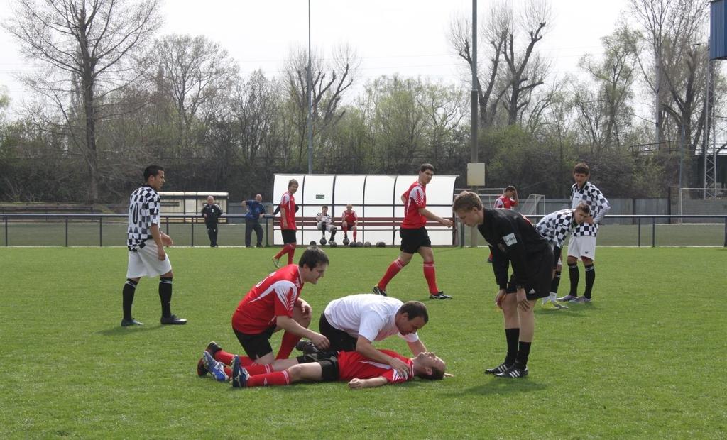 Zhodnoťte bezpečnost a zkontrolujte vědomí Jemně s postiženým zatřeste. Hlasitě jej oslovte: Jste v pořádku?