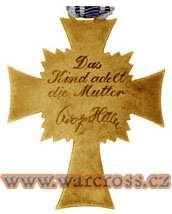 1. model: Na stedové ásti mezi paprsky vyryta rytina ve stylu rukopisu: Das / Kind adelt / die Mutter / Adolf Hitler (Dít šlechtí matku). Tento 1.