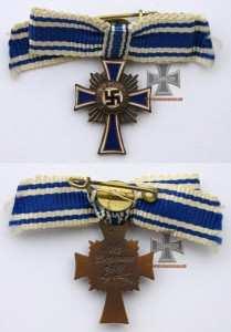 / Dezember / 1938 / faximile podpisu Adolfa Hitlera (16. prosinec 1938 datum založení MK). Materiál: U MK 1. a 2. stupn bylo pi výrob použito pozlacení a postíbení tombakových kíž, 3.