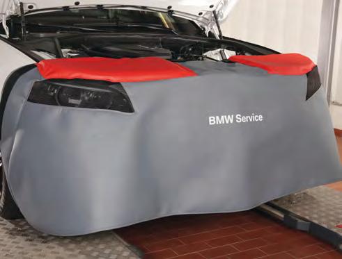 Přední ochranný potah BMW Service Safety BMW obj. č. 8147 2 408 965 Přední ochranný potah chrání přední část všech modelů BMW proti poškození a znečištění během opravy a údržby.