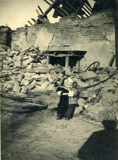 Příběh pana Antonína Chloupka začíná 24. června 1944 ve Střelicích u Brna, kde se narodil manželům Boženě a Antonínu Chloupkovým.