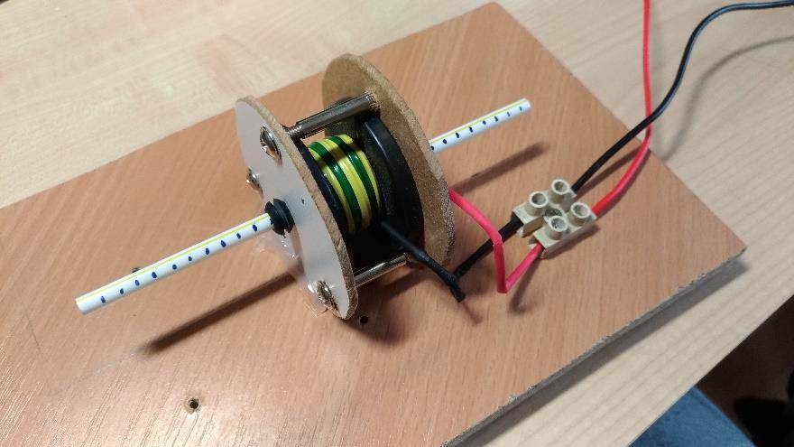 2 Řešení problémů 2.1 Pulzní dioda a tyristor Tento problém se vyřešil sám přesunutím žárovky ze sériového do paralelního zapojení s cívkou. Schéma 2: Schéma zapojení po 1.