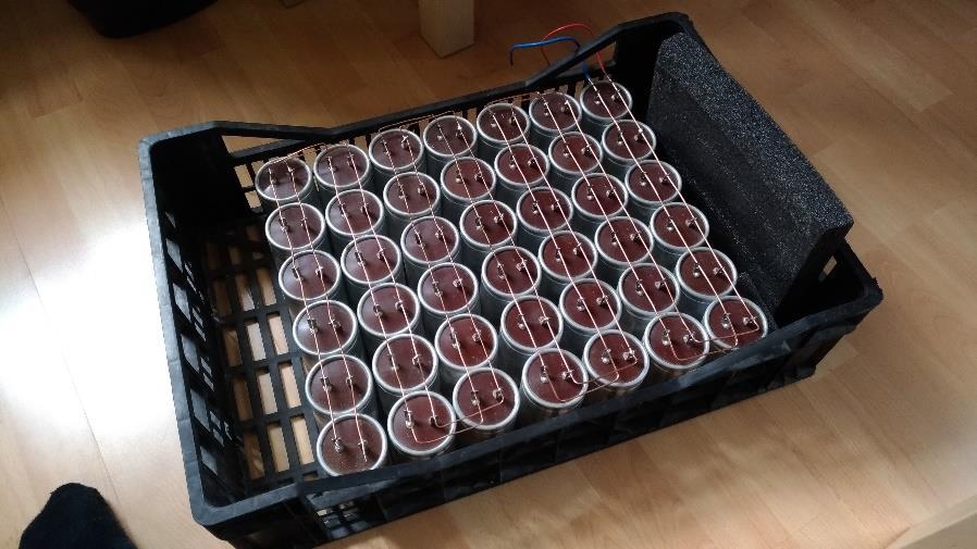 2.3 Kondenzátor Ve skutečnosti se jednalo o 54 kondenzátorů 480 μf/420 V. Všechny byli zapojeny paralelně, aby se jejich kapacity sčítaly.