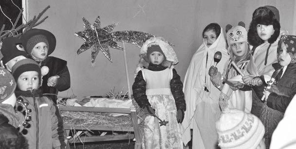 U TROLÍKŮ SE SLZELO Také malí trolíci z Lesního rodinného klubu pod Trolím vrchem v Prostřední Lhotě navzdory svému pohanskému přízvisku vzdali hold narození Ježíška.