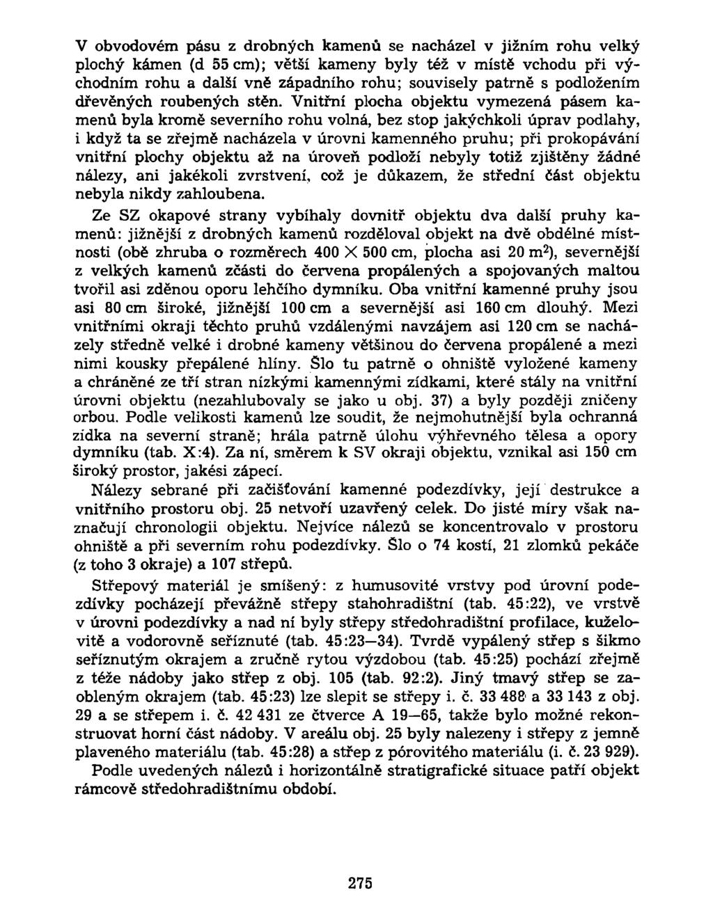 V obvodovém pásu z drobných kamenů se nacházel v jižním rohu velký plochý kámen (d 55 cm); větší kameny byly též v místě vchodu při východním rohu a další vně západního rohu; souvisely patrně s