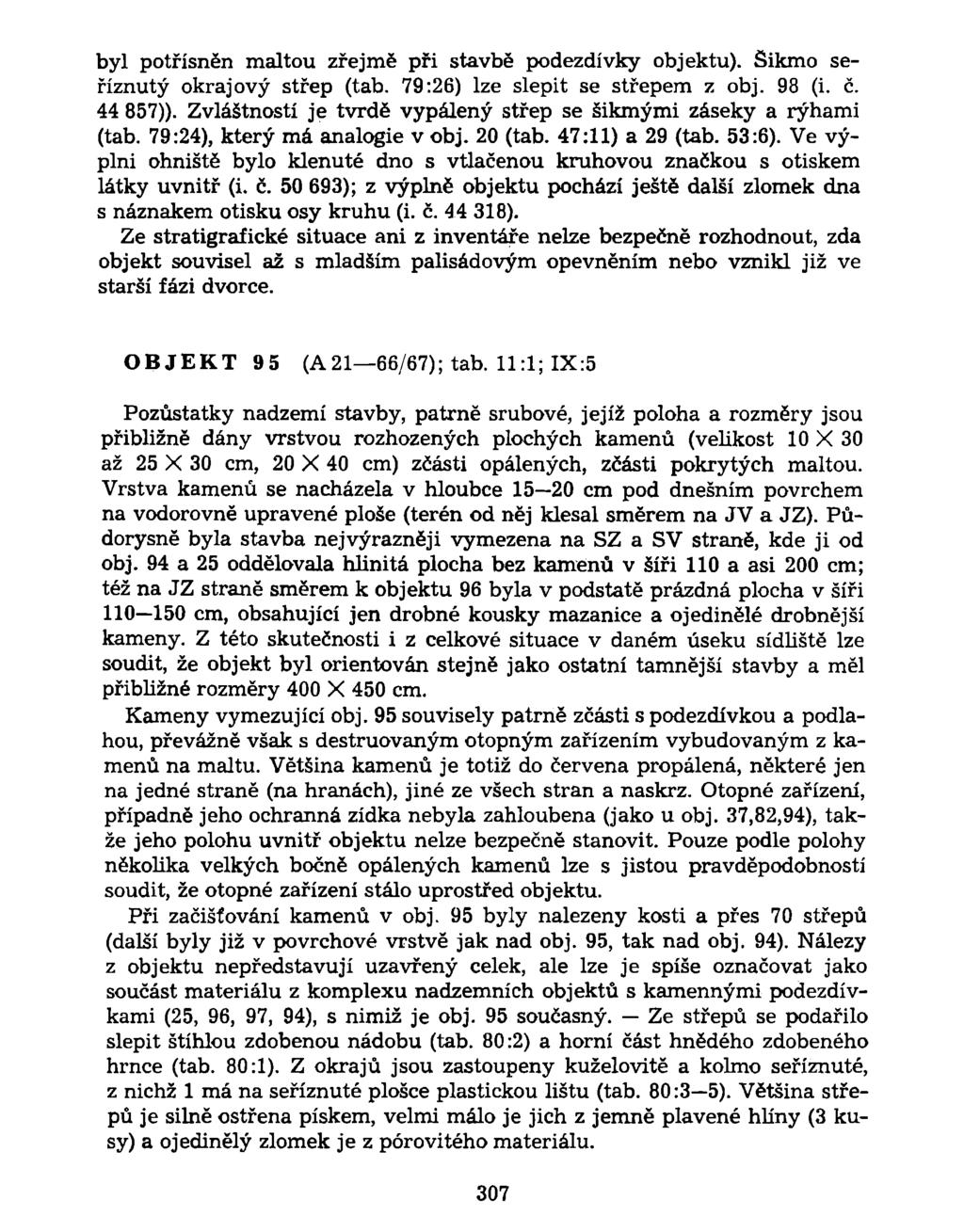 byl potřísněn maltou zřejmě při stavbě podezdívky objektu). Šikmo seříznutý okrajový střep (tab. 79:26) lze slepit se střepem z obj. 98 (i. č. 44 857)).