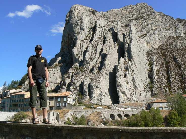 Druhou oblastí nám trochu známou i když ne lezecky je Sisteron. Sisteron se nachází na cestě z Gapu. Leze se přímo na skalách, které spadají příkře k řece Durance. Dá se parkovat přímo pod skalami.