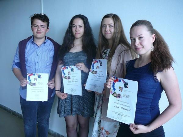 Poslední dubnový pátek patřil v Havířově oslavám Dne Země. Naše škola ve spolupráci s Magistrátem města Havířova se k oslavě tohoto svátku také připojila. Žákyně 1.