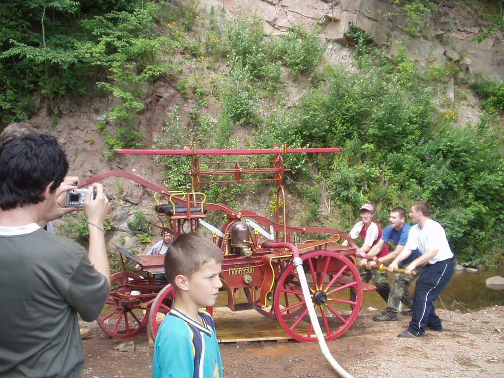 Pro příznivce hasičské techniky připravili pořadatelé a hosté přehlídku historických stříkaček.