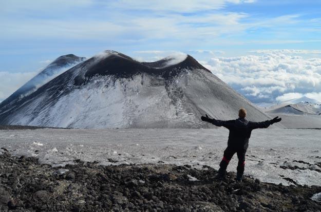 Etna stále aktivní sopka. Vždycky mě moc lákalo ji zdolat. V únoru byla akce na velice levné letenky do městečka na úpatí vulkánu Catania, tak jsem si řekl proč ne v zimě!