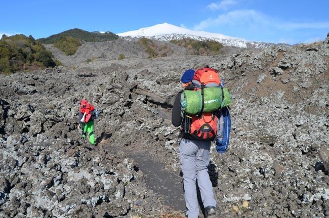 Výšlap měsíční krajinou Měsíční krajina na úpatí Etny Vystoupili jsme v městečku Nicolosi a vydali se na pěší cestu nahoru směr Etna.