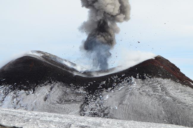 3. Sníh byl schůdnější než sopečné kameny a sněhová krajina byla okouzlující. Etna chrlila kameny každých 5-10 minut.